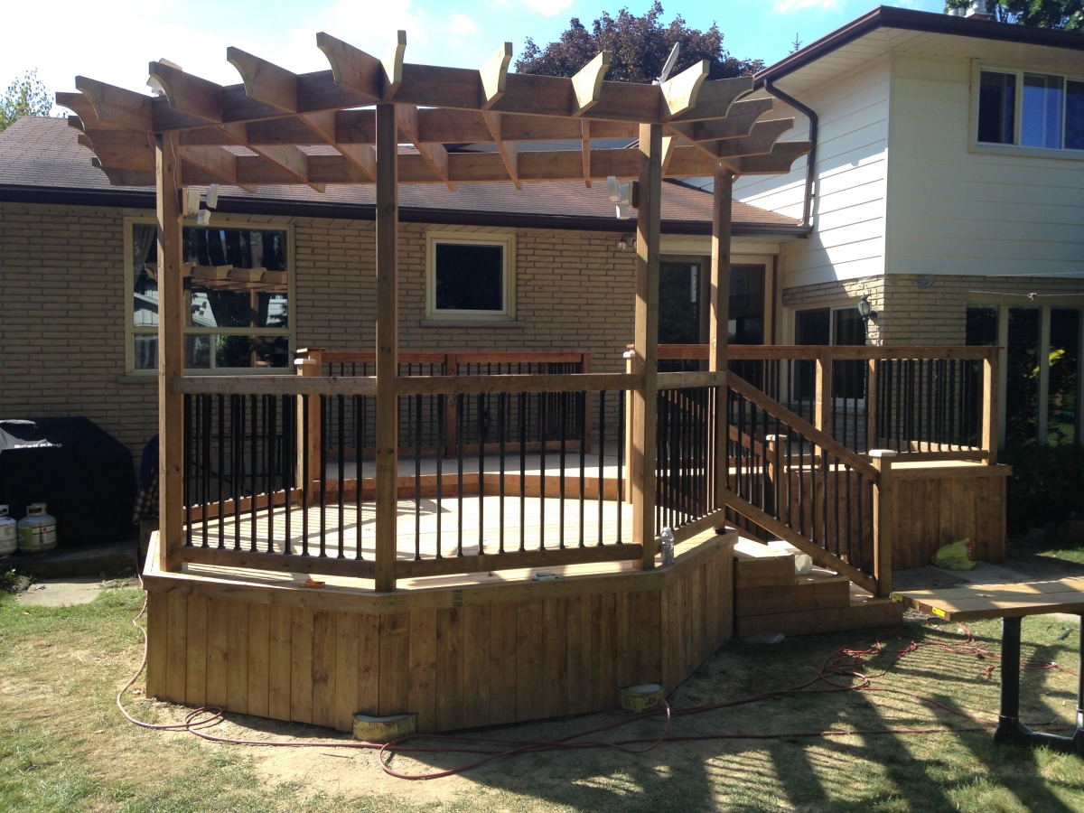 Deck and fence builders in Kitchener Waterloo Elite Carpentry Plus
